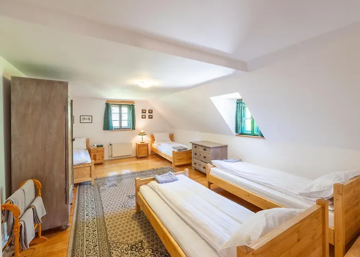 Dom Kamien Z Jacuzzi I Bilardem *